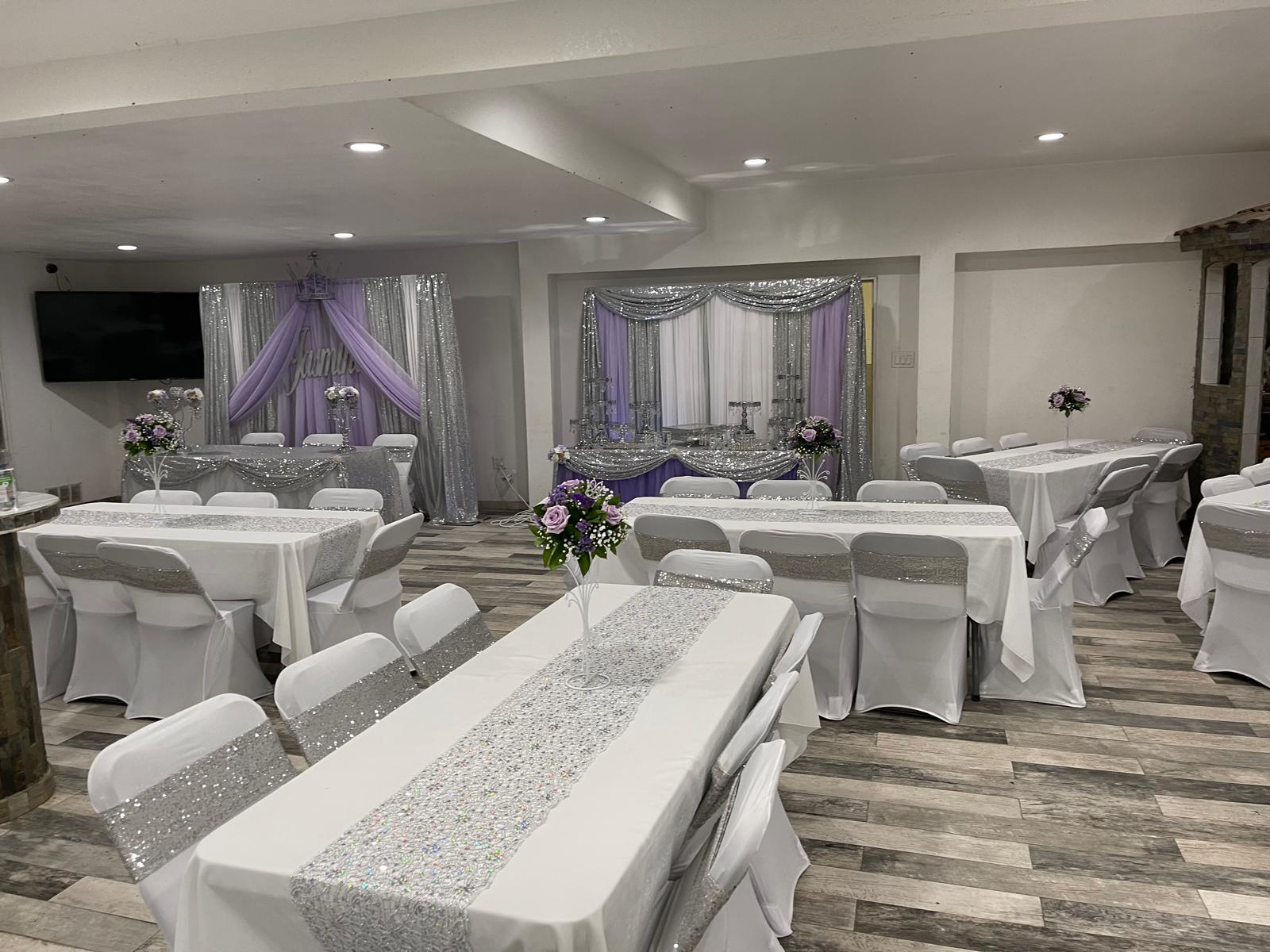 Salon de eventos preparado para fiesta